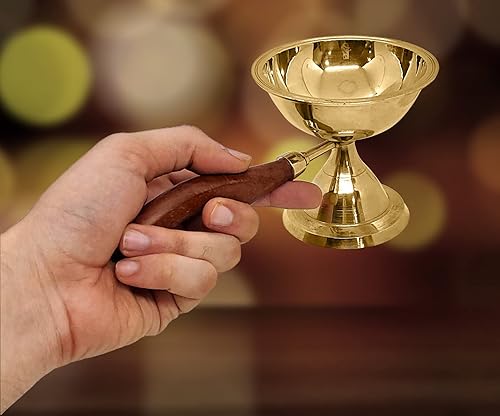 Miniatura 2 de Craftsman Latón Aarti Diya con mango de madera Decoración Soporte de luz de té Latón Jyot Dia Lámpara de aceite de mano Puja Lámpara Kutthu Vilakku