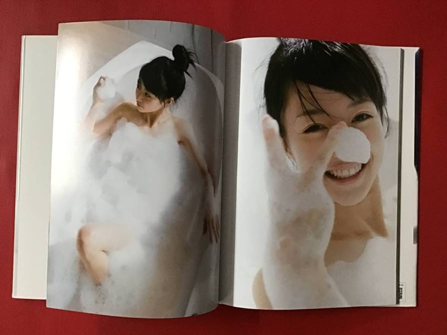 Amazon.co.jp: サイン入り逢沢りな写真集 Rina : おもちゃ