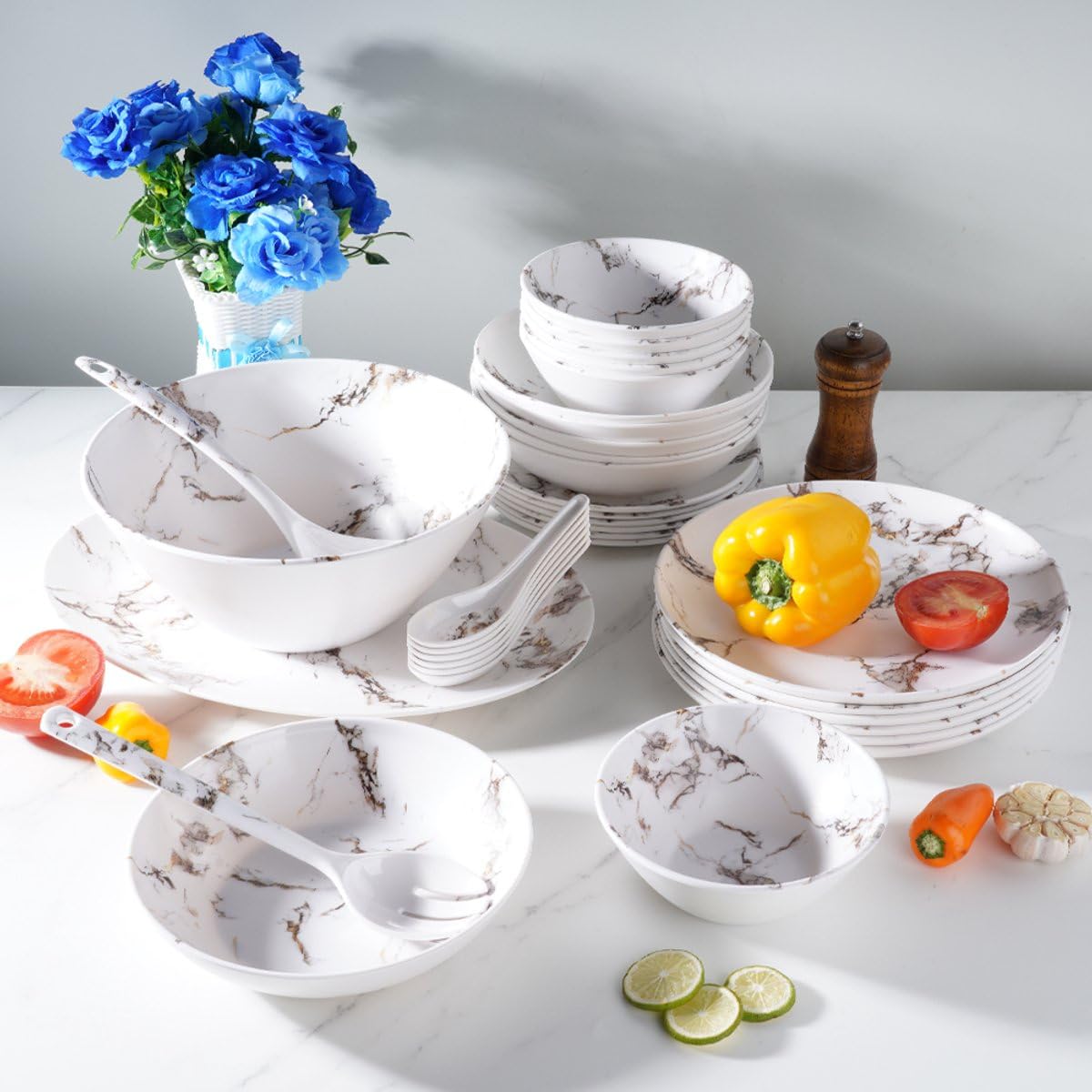 Royal Swiss - Vajilla (melamina, 34 piezas, para 4 personas, irrompible, apto para lavavajillas y ligero, ideal para el hogar, el jardín, el camping y los picnics, diseño blanco