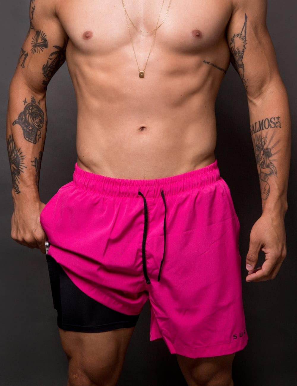 Bermuda Masculina Corrida Treino Academia Musculação 2 em 1 Surty Athletic Code em promoção! Veja a oferta e mais achadinhos de Shorts & Bermudas 3 Hoje é o melhor dia para comprar Bermuda Masculina Corrida Treino Academia Musculação 2 em 1 Surty Athletic Code com aquele preço maroto! Promoção! Aproveite a oferta! 3