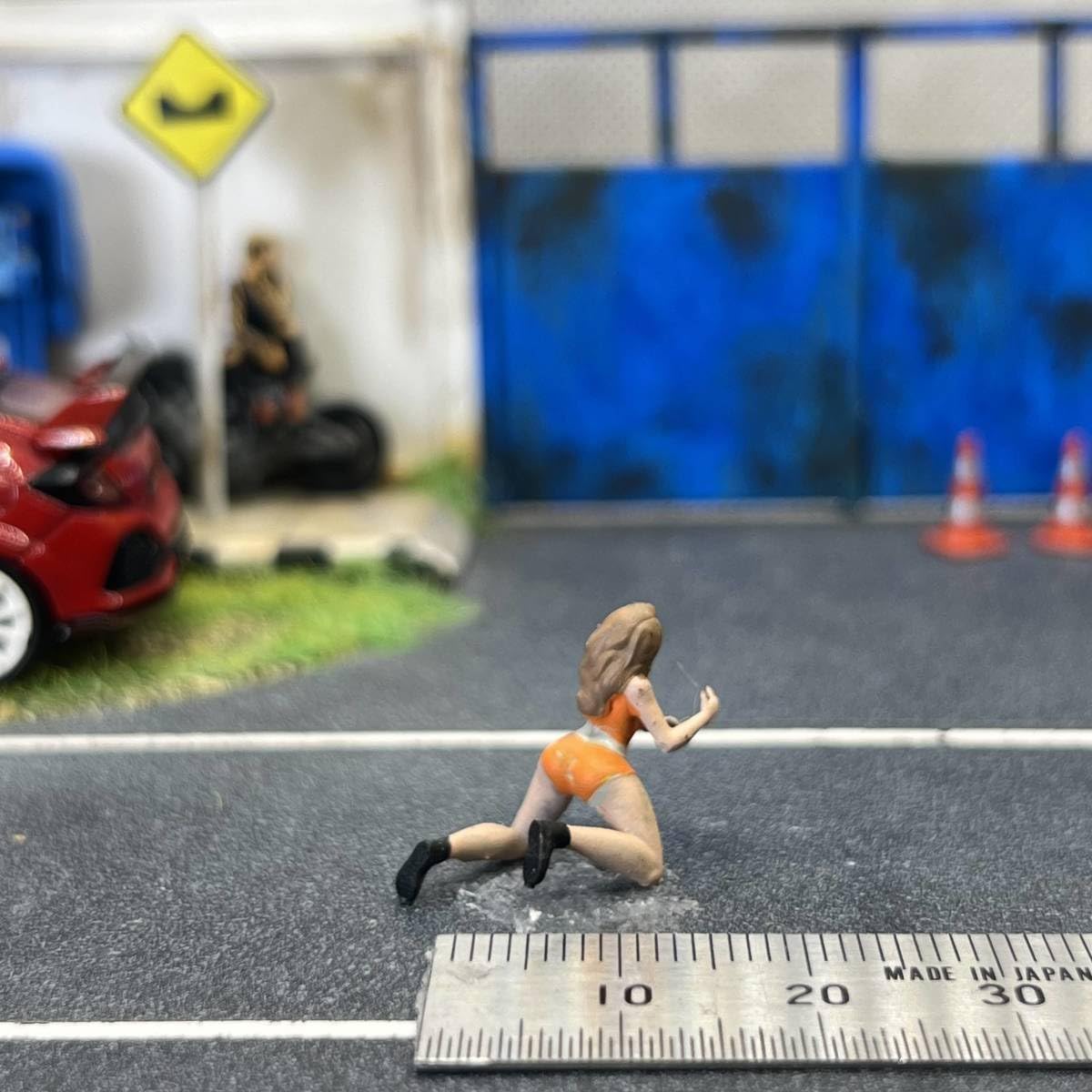 Amazon.co.jp: 1/64 スケール 膝をつく女性 フィギュア ミニチュア