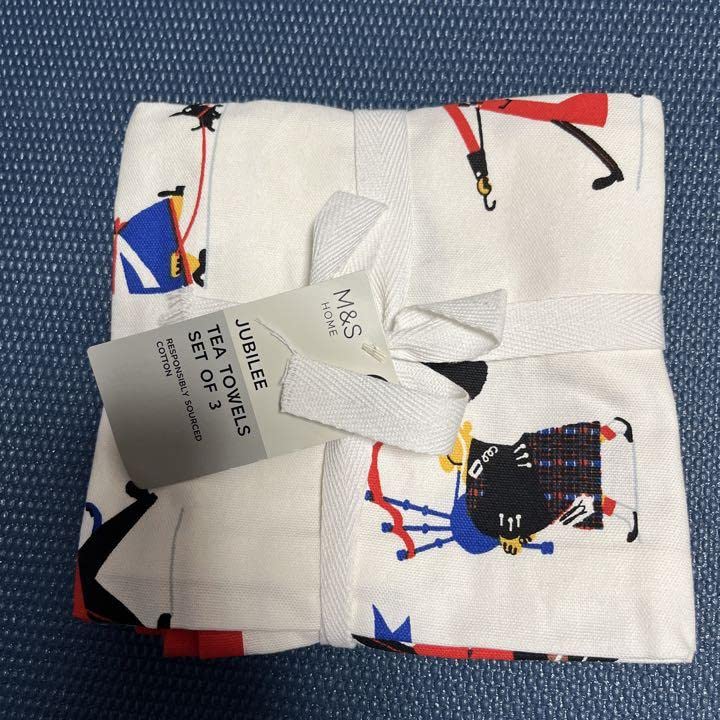 レア！M＆S　エリザベス女王　プラチナジュビリー記念品　キッチンタオルセット Amazon.co.jp: M＆S エリザベス女王 プラチナジュビリー記念