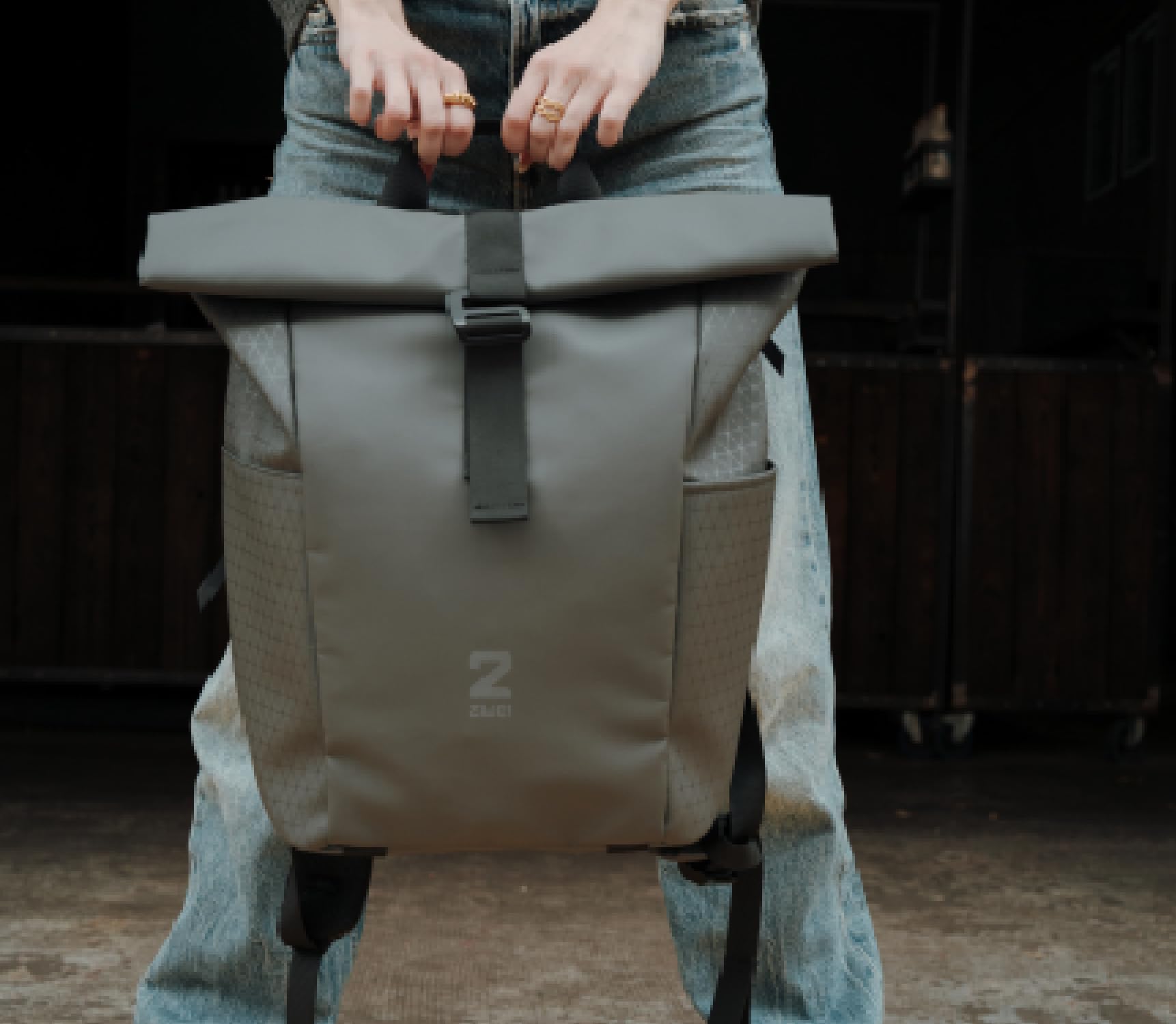 Zwei Unisex Rolltop-Rucksack JONA JOR200 Damen & Herren Freizeitrucksack mit Laptopfach & Flaschenhalter – erweiterbarer Daypack 15–19 L, gepolsterter & atmungsaktiver Rücken (mocca)