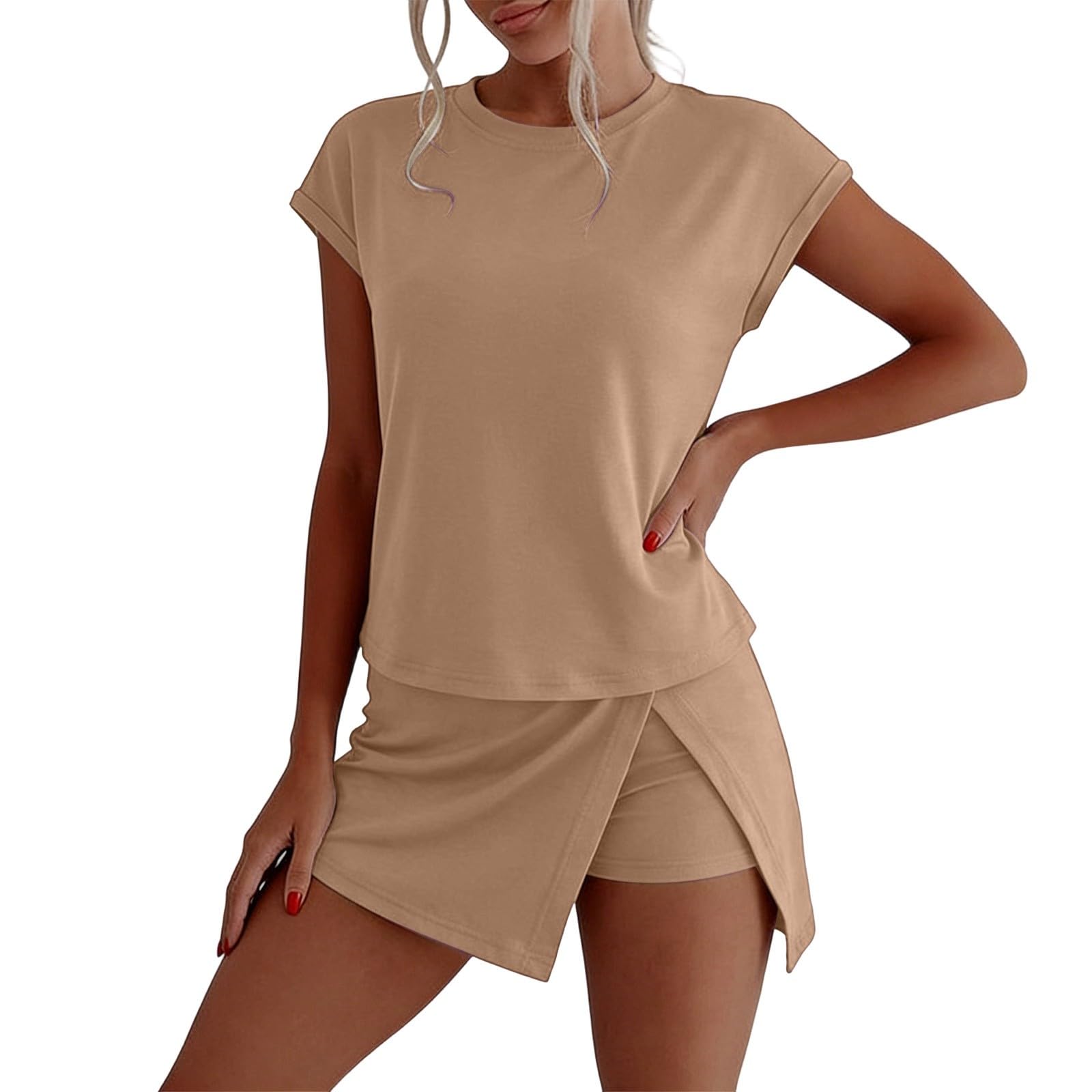 Sommerliches Freizeitoutfit: Zweiteiliges ärmelloses Top mit Shorts mit hohem Schlitz – modische Sportbekleidung