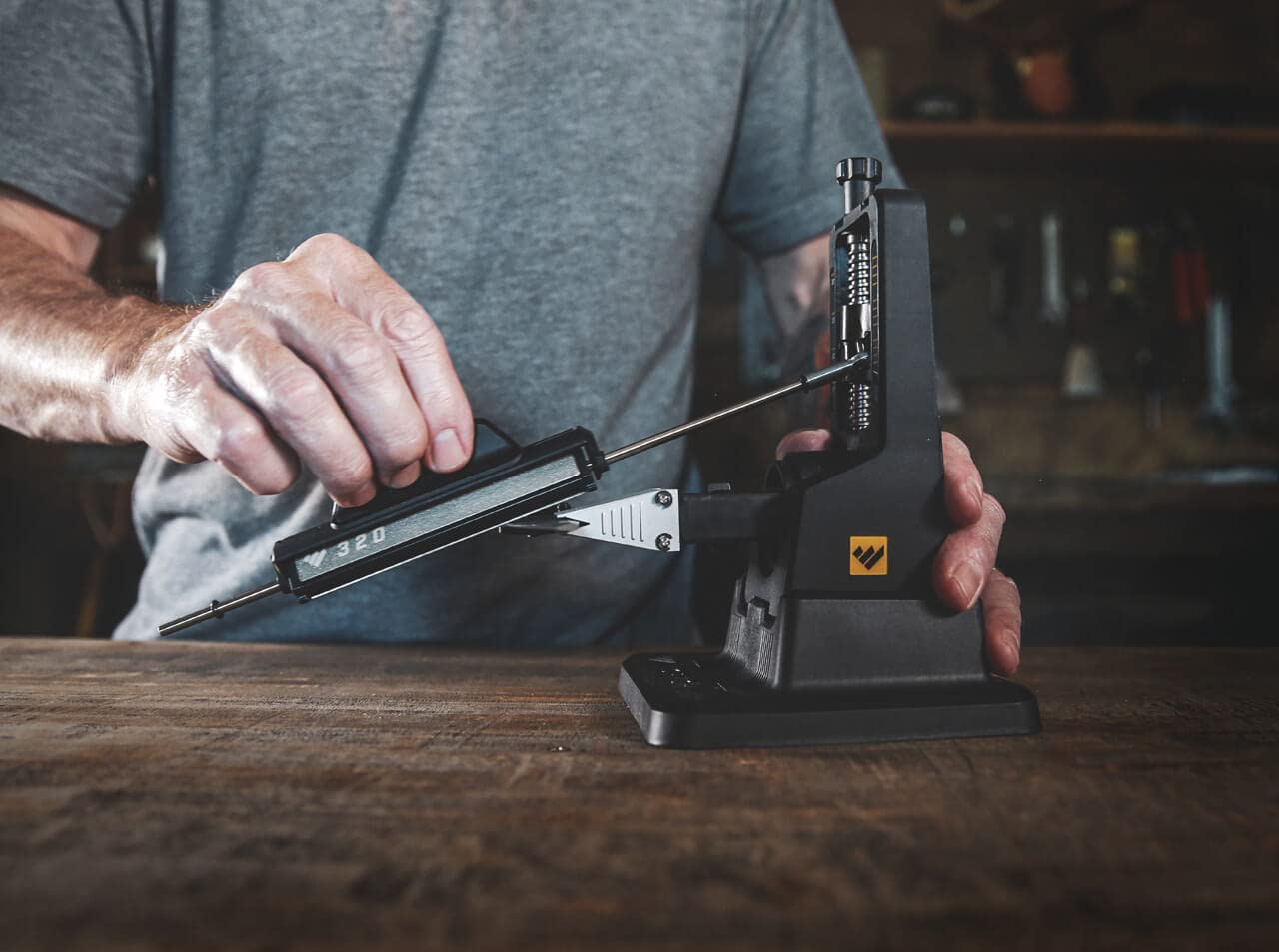 Work Sharp Schärfgerät Precision Adjust Knife Sharpener - manueller Messerschärfer mit einstellbarem Winkel - stabile und standfeste Grundlage für das Schleifen auf dem Tisch