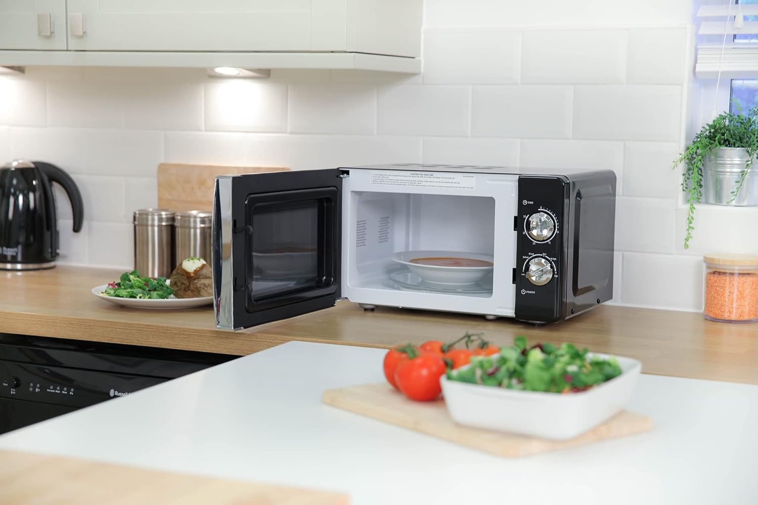 Russell Hobbs RHMM701B Forno a Microonde Manuale Solo, 5 Livelli di Potenza, Avvisatore Acustico e Timer, Impostazione Scongelamento, Facile Pulizia, 17 litri 700 W, Nero Russell Hobbs RHMM701B Forno a Microonde Manuale Solo, 5 Livelli di Potenza, Avvisatore Acustico e Timer, Impostazione Scongelamento, Facile Pulizia, 17 litri 700 W, Nero