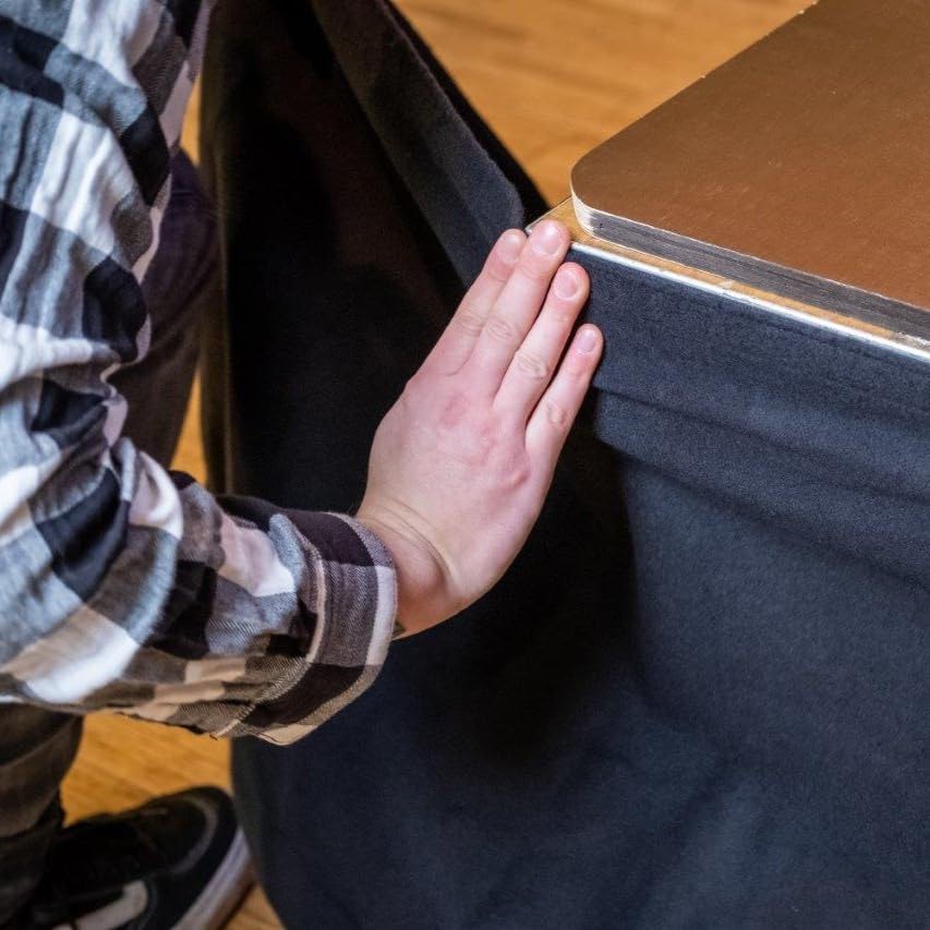 Podestverkleidung 10 m x 100 cm – Bühnenmolton 320 g/m², blickdicht & schallschluckend – mit Flauschband, rundum gesäumt – Schwarz, schwer entflammbar (DIN 4102 B1)