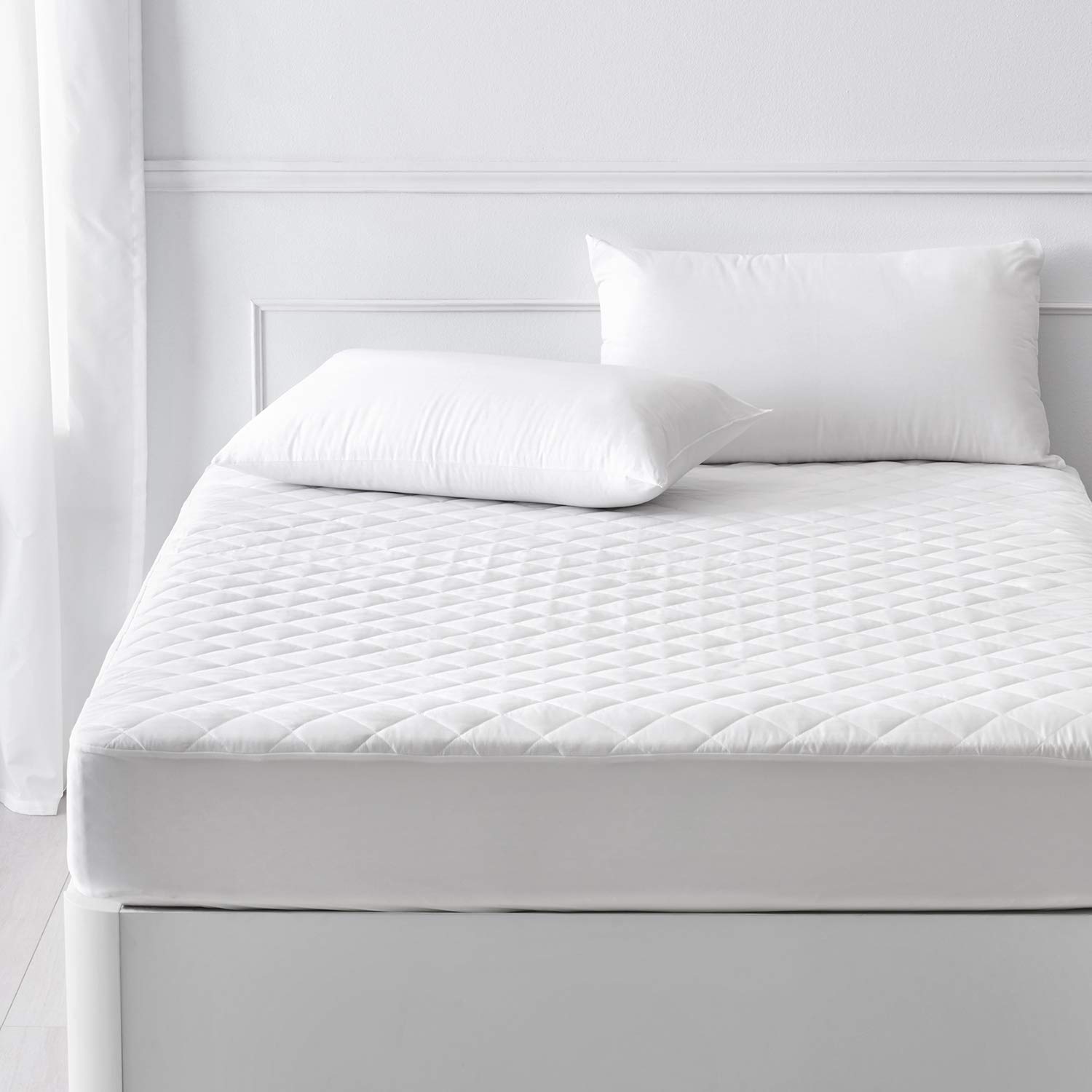 Pikolin Home - Protector de Colchón Acolchado de Microfibra | Tratamiento Dermoprotector de Aloe Vera | 180x190/200cm | Transpirable