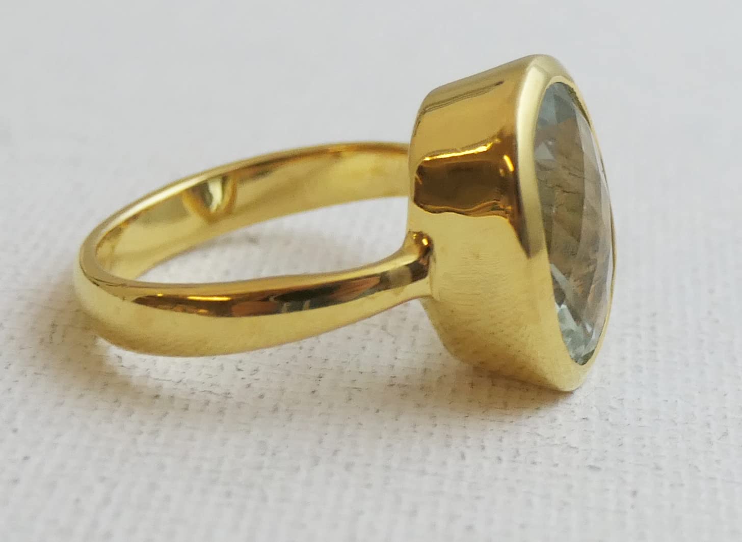 Anello in argento sterling placcato oro con ametista verde