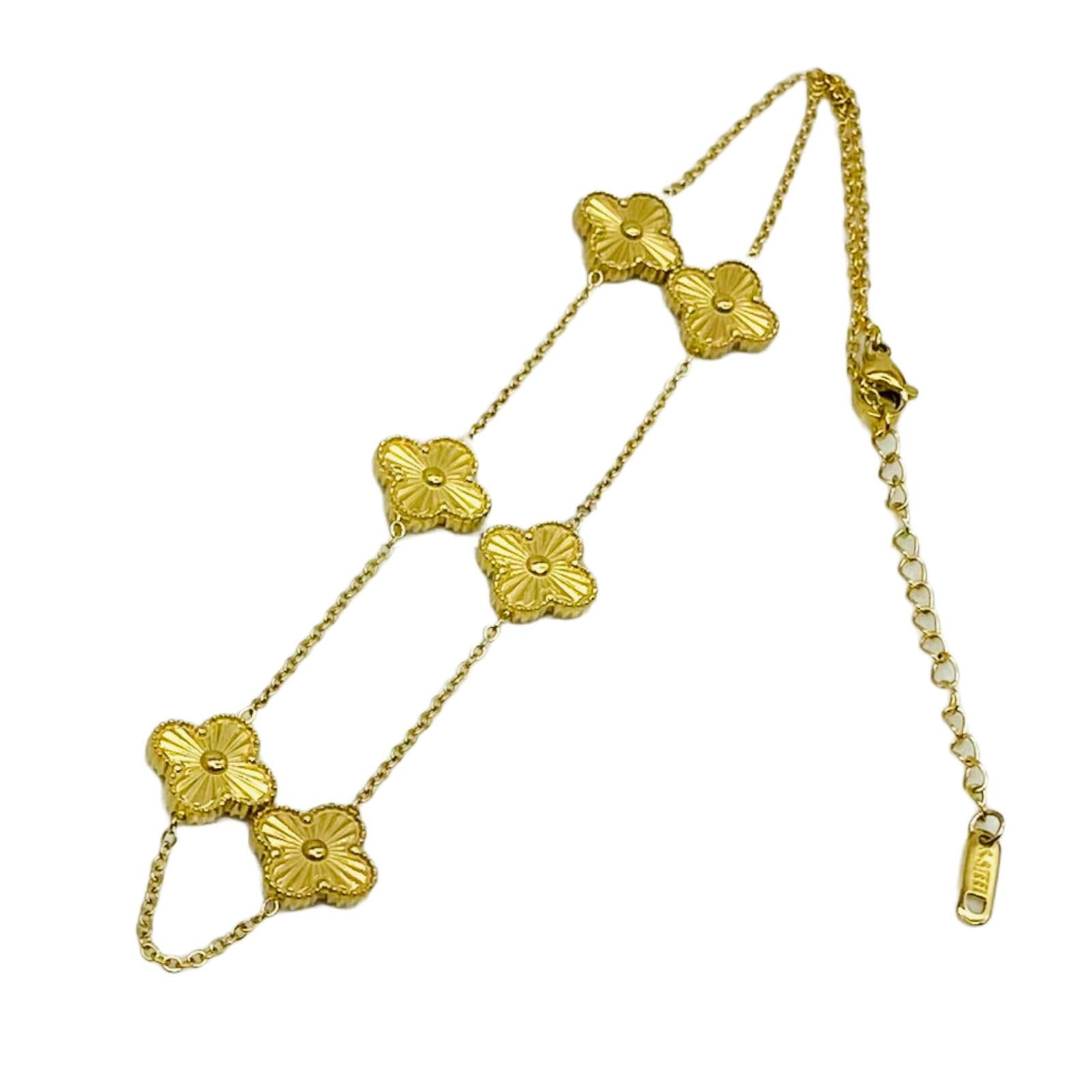 Simple Chain Pendant for Girls Aesthetic Necklaces Black Chain for Women Small Pendant for Women Stylish Lockets for Girls Jewellery Necklace Korean Clover Leaf Necklace