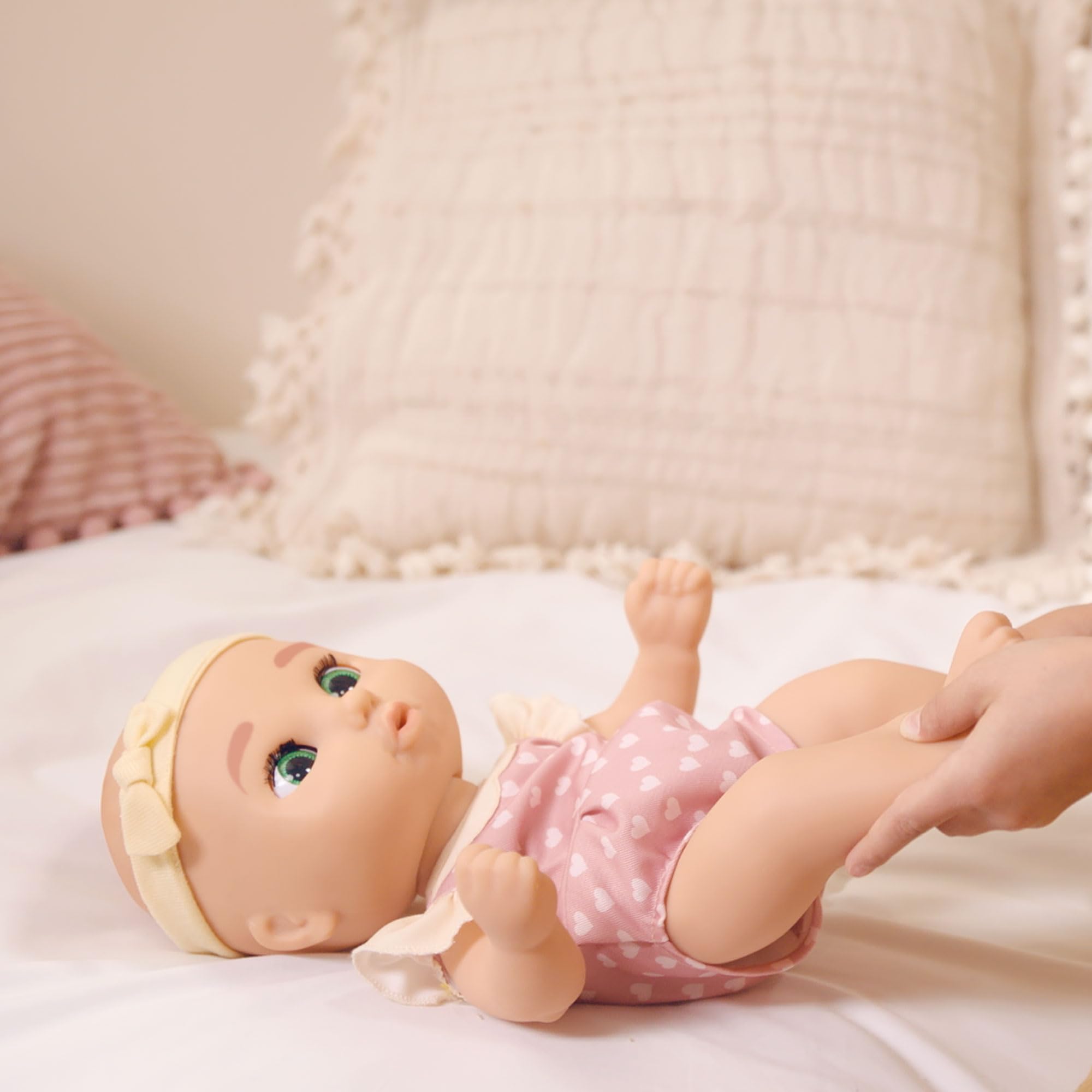 BE LOVED BABIES Gaby, lebensechte Puppe, weiche Haut und enthält einen Schnuller und eine Flasche, komplett beweglich, Spielzeug für Kinder ab 18 Monaten