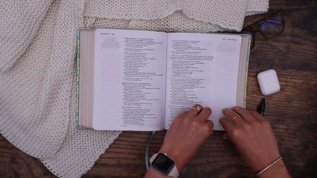 Image of NIV, Journal the Word Bible for Women (Perfect for Note-Taking), Leathersoft, Teal, Red Letter, Comfort Print: 500+ Prompts to Encourage Journaling and Reflection