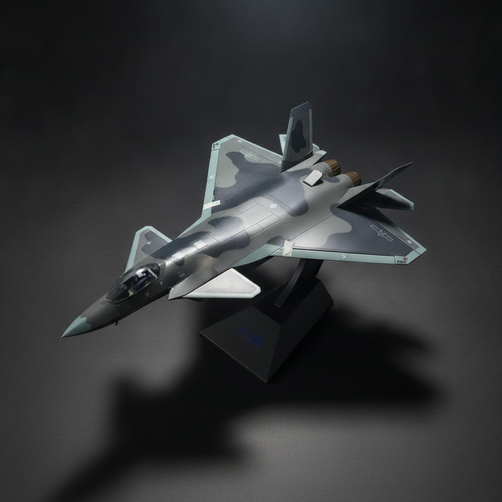 Modellino di Caccia J-20 Statico Modellino di Aereo con Supporto Elegante Aereo da Caccia in Miniatura per Scrivania