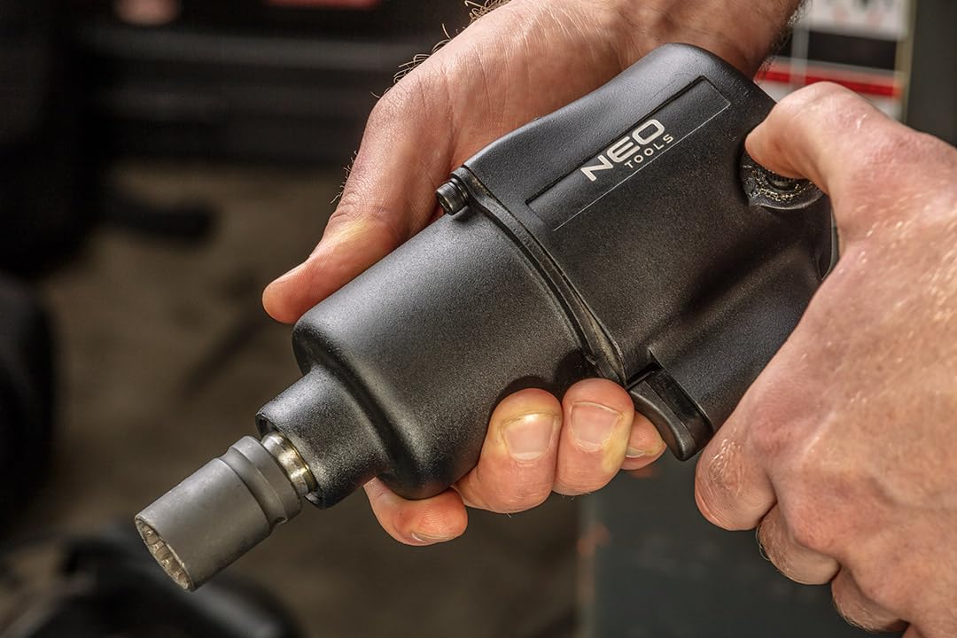 NEO TOOLS Llave de impacto neumática - Par máximo de 720 Nm. - Control de rotación en sentido horario/antihorario - Accionamiento cuadrado tamaño 1/2 - Llave de impacto robusta