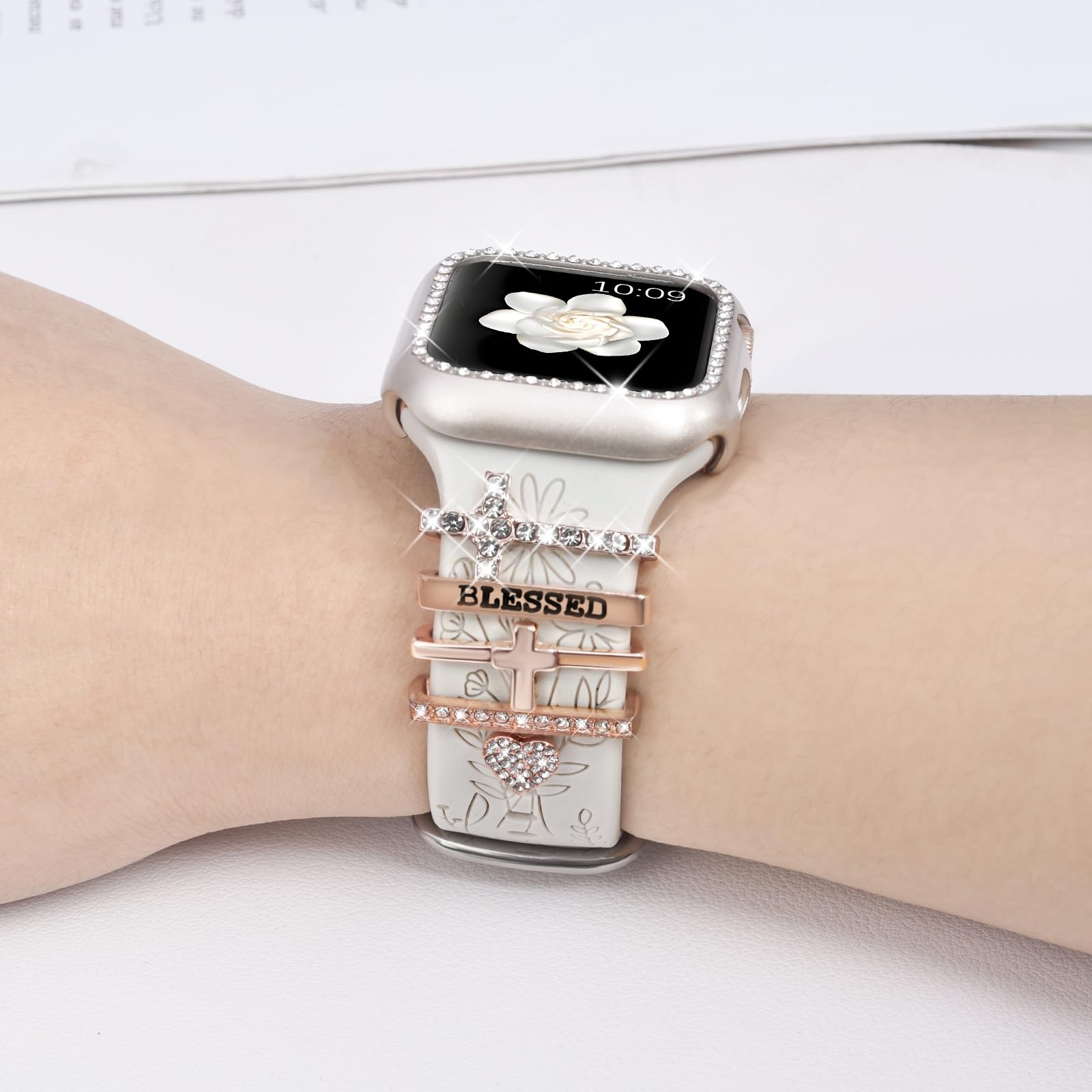 Correa grabada + dijes + funda para Apple Watch Band de 38 mm, 40 mm, 41 mm, 42 mm, 44 mm, 45 mm, para mujer, correas deportivas de silicona suave con diseño de flores con parachoques protector con