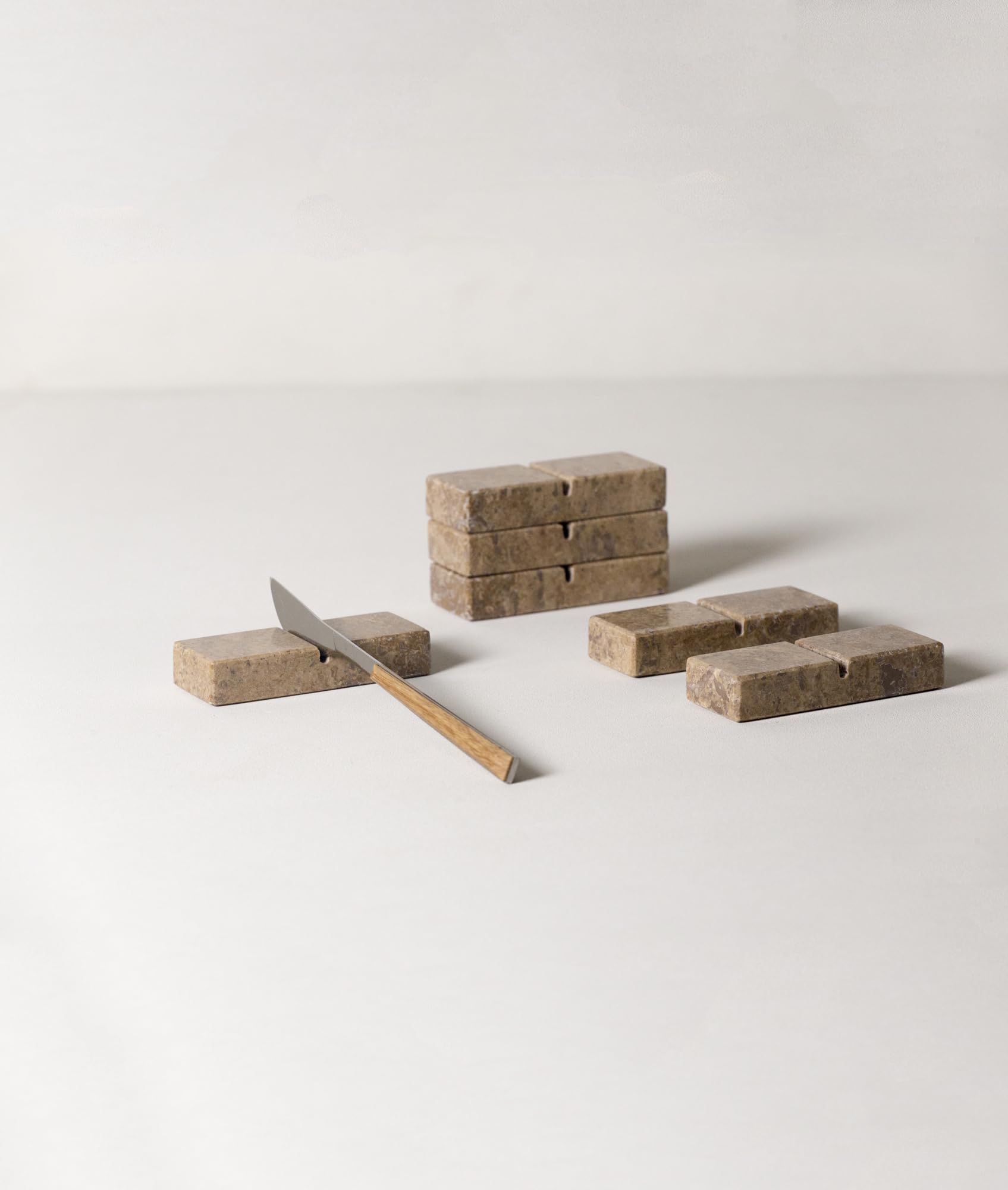 Reposacubiertos XL de Mármol Natural – Respaldo artesanal para cubiertos Made in Italy – Elegante soporte para cubiertos – Portapicos decorativo y sostenible para la mesa (Travertino