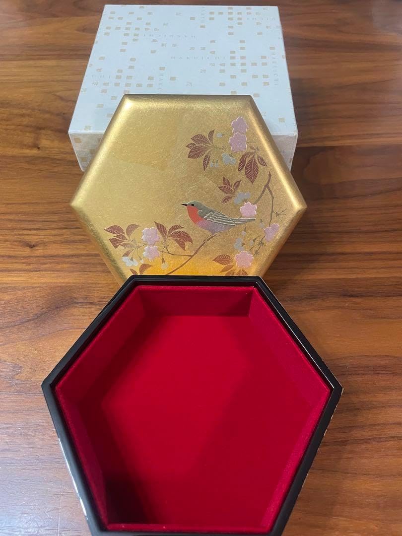 金色の六角形重箱 花と鳥の模様 木製 花模様の重箱 3