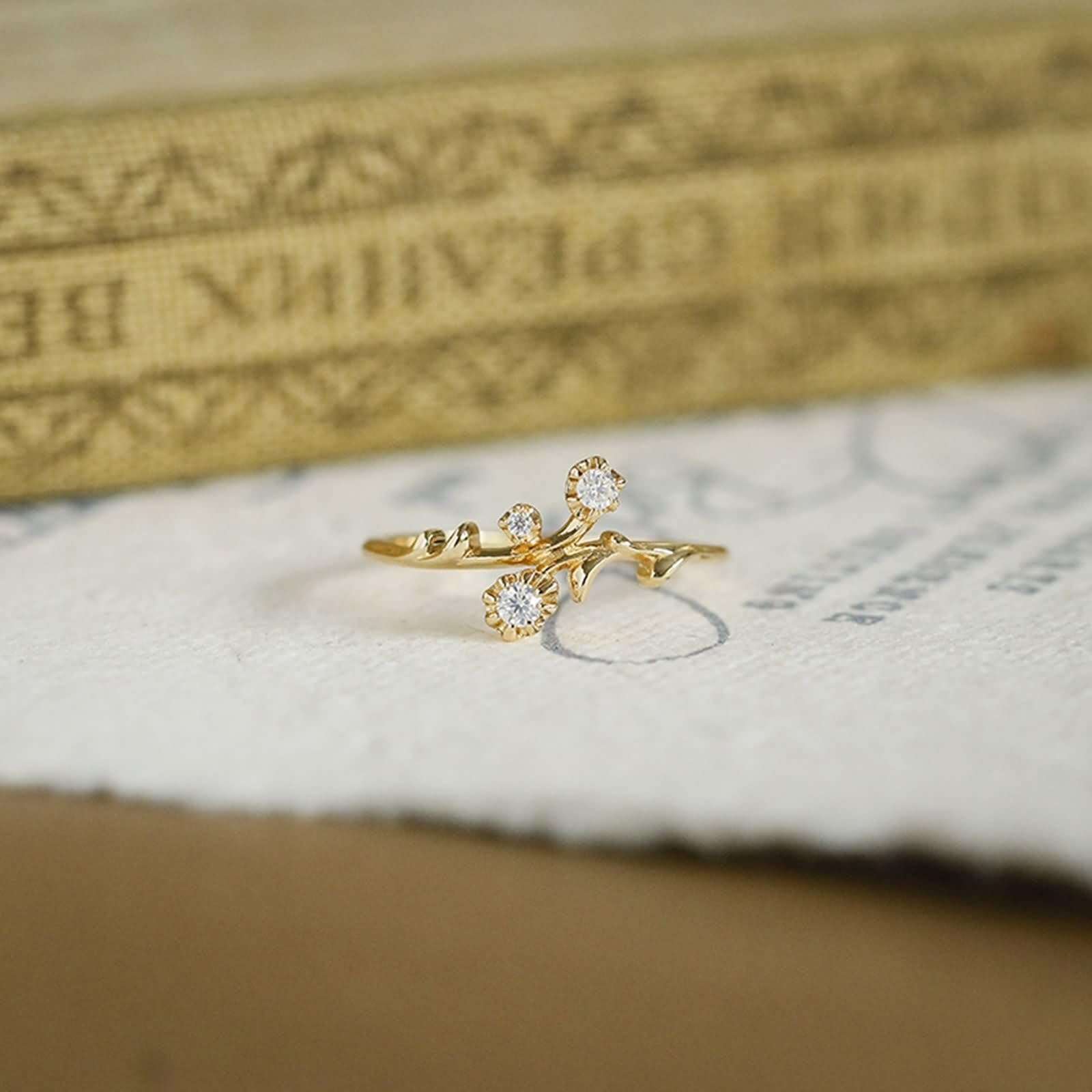 Anillo solitario dorado Au 375/585/750 con moissanita