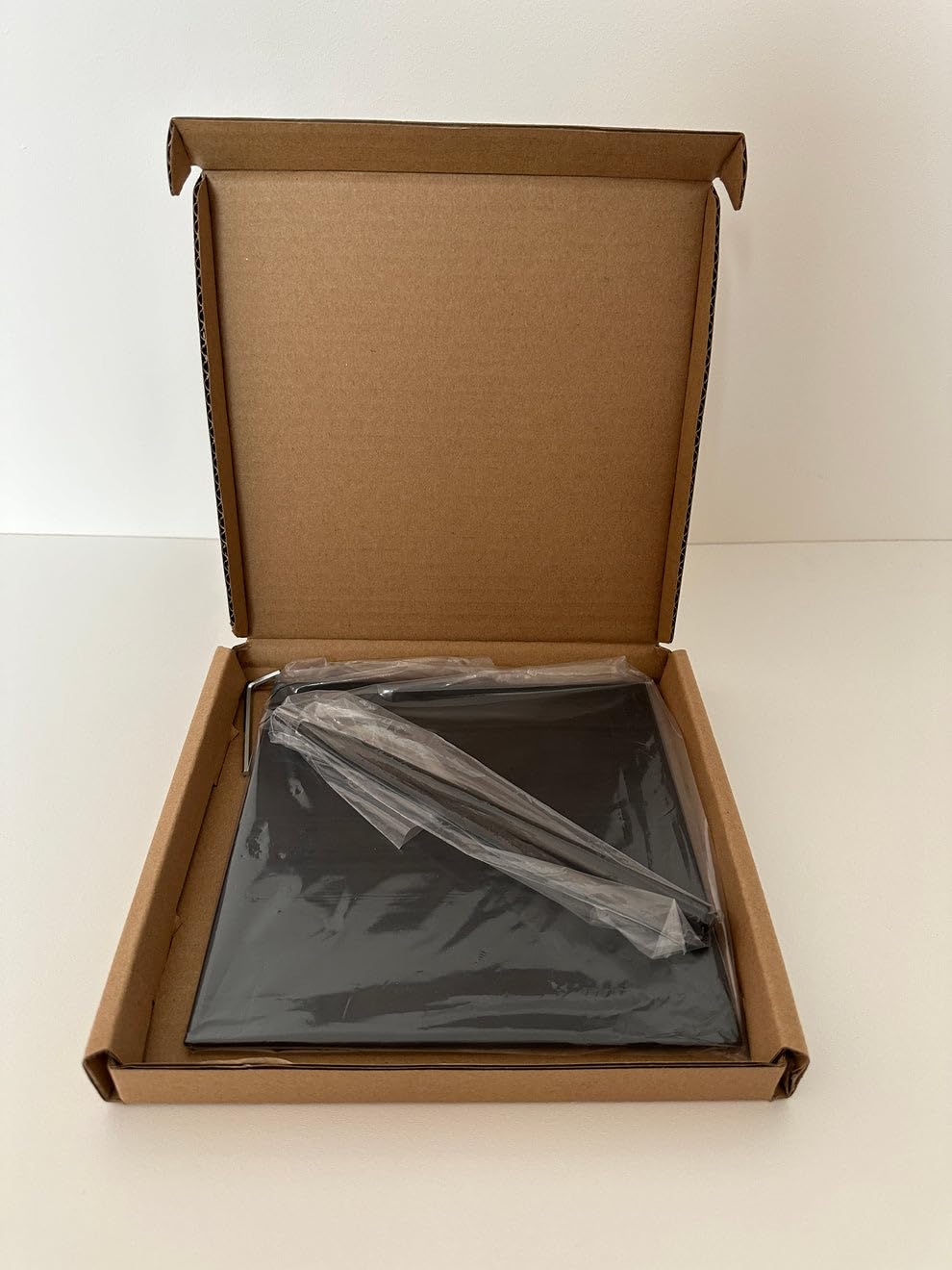 Support en métal noir - 18 x 18 cm - Pied en métal pour projets de bricolage - Support stable pour lampes, sculptures, couronnes de fleurs, décoration en bois flotté - Support décoratif de qualité