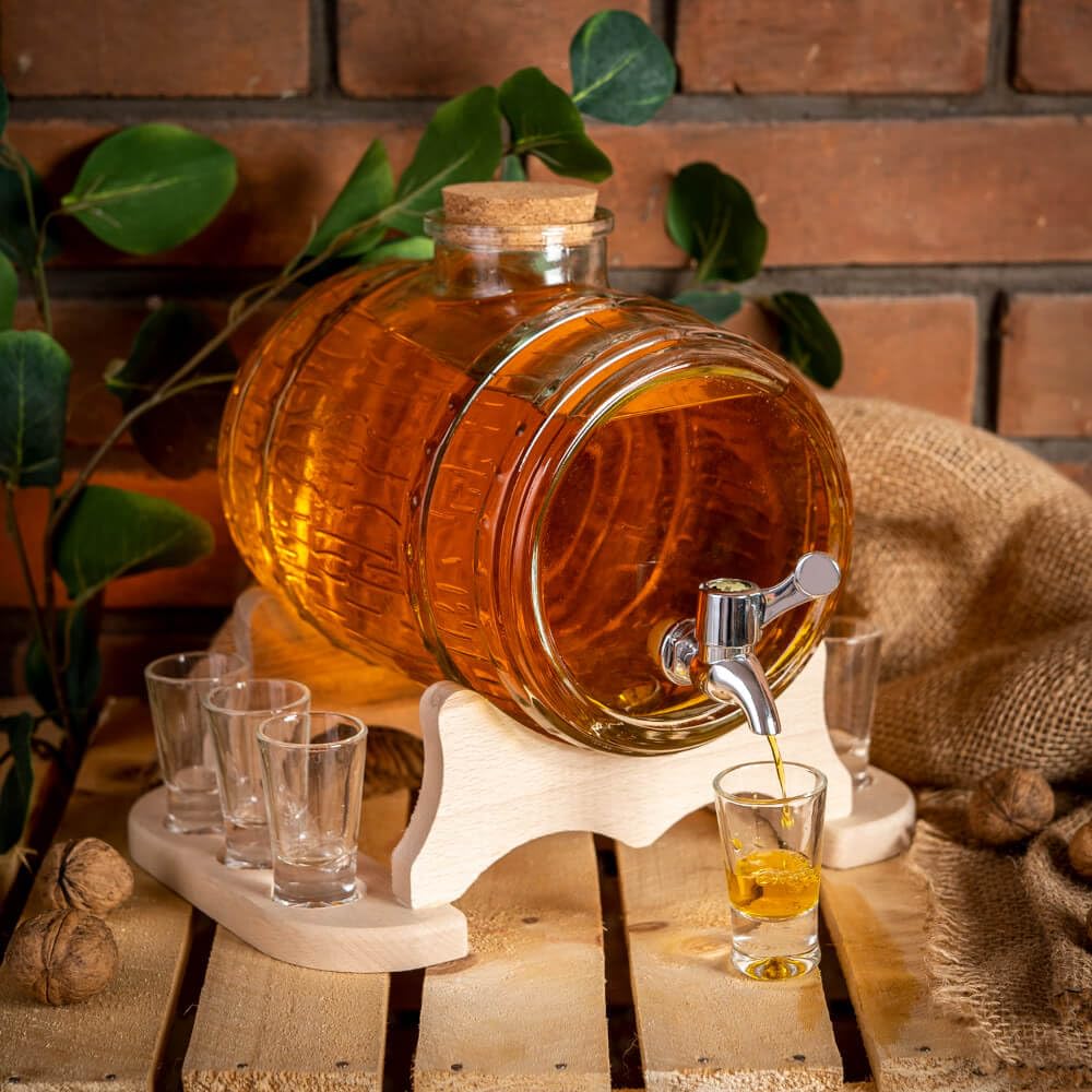 Getränkespender Fass mit Zapfhahn (3L) inkl. 6 Gläser - Fassförmiger Getränkespender Aus Glas - Schnapsspender - Schnaps Spender mit Holzständer - Wasserspender mit Hahn