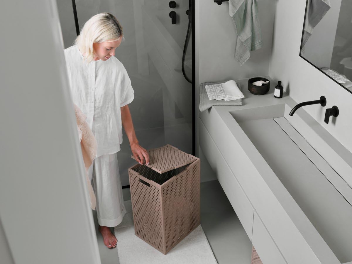Curver Kaya Wäschekorb mit Deckel – 2er-Set – je 60 Liter – 38×29×58,5 cm – Warm Taupe – aus 70% recyceltem Kunststoff – mit Belüftung