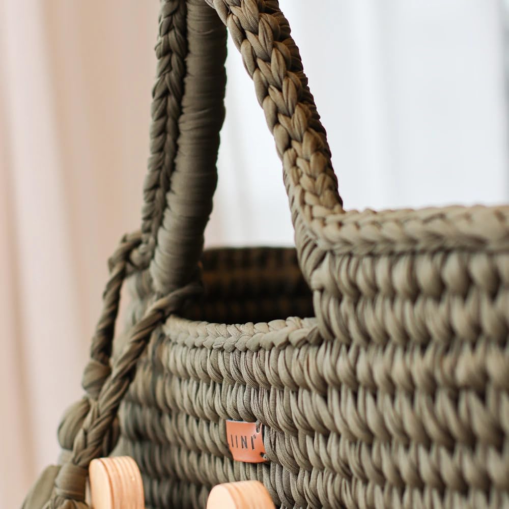 LIINI® Babywiege mit Moseskorb (Olive) – sanfte Wiegebewegung, handgehäkelt, nachhaltiges Holzgestell, inkl. Matratze & Täschchen – ab Geburt bis 9 kg – EN 1466:2023