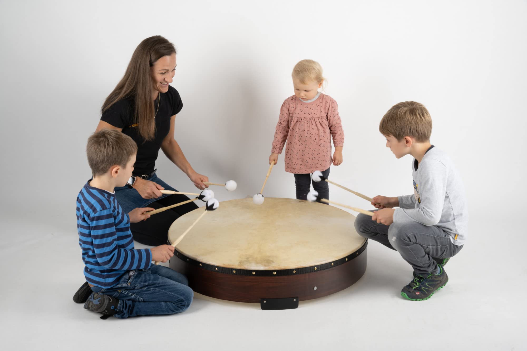 Classic Cantabile TD-36 Grande Tambour Sur Cadre Pour Enfants Et Adultes | Général, Recouvert d'une peau naturelle, Effet énergétique et puissant, Profondeur: 15, 5 cm, Diamètre: 36" (89 cm), Poids: 4