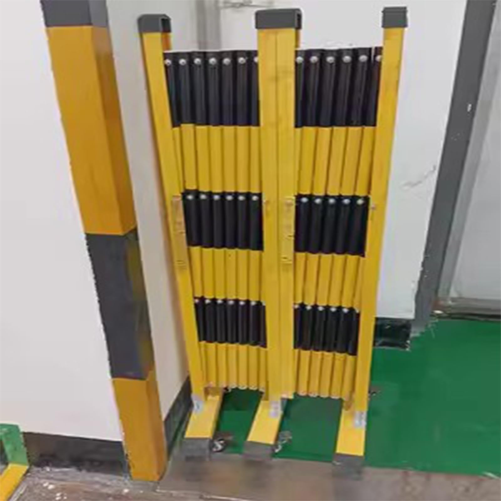 Barrera de tráfico de metal ajustable - Puerta de seguridad plegable con ruedas, 1,2 x 3 m, valla de seguridad industrial negra, solución de control de acceso flexible para eventos
