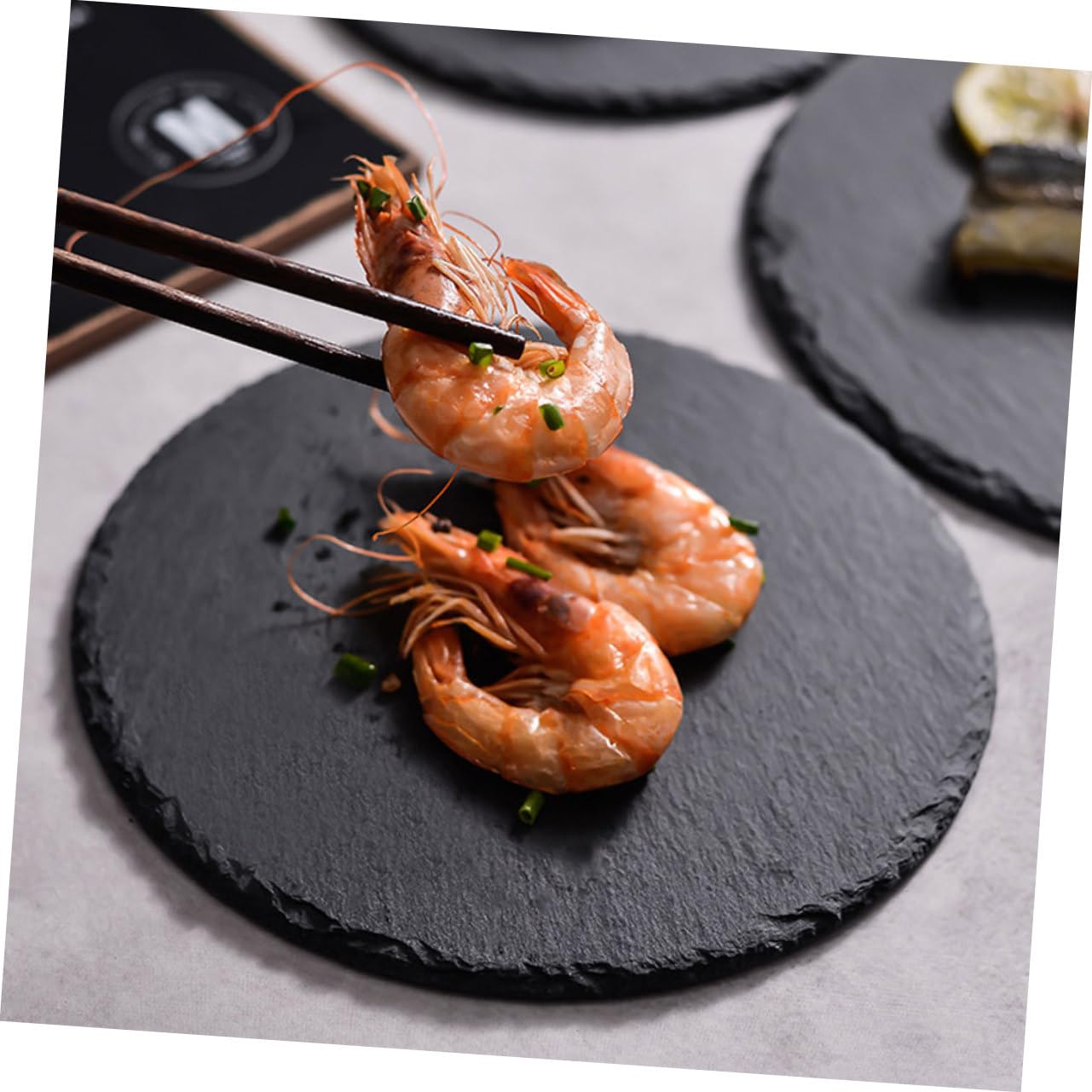 Alipis Plato de Piedra Redondo Negro para Servir y Almacenar Alimentos | Pizarra Natural, Estilo Chic Rústico Creativo, Uso en Desayuno y Bistec para Hogar y Restaurante Occidental
