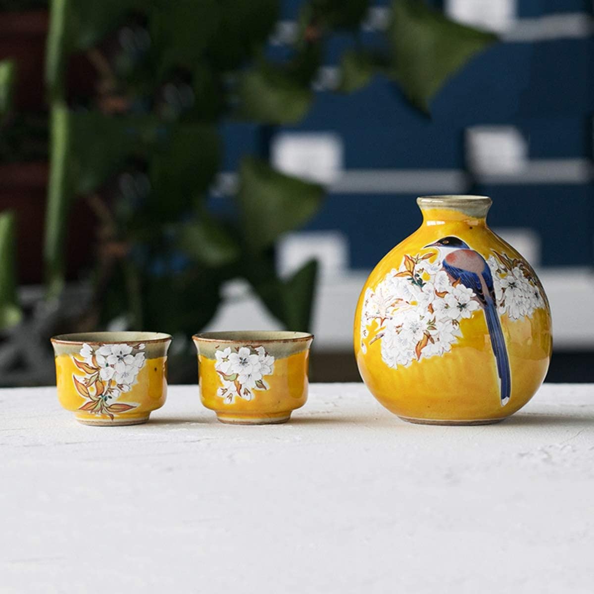 Set Regalo Giapponese da 3 Pezzi per Il Vino, con Decorazioni in Ceramica a Forma di cinciallegra in Fiore di ciliegio e Smalto Giallo Intenso. Include 1 Bottiglia da sakè e 2 Tazze da sakè.