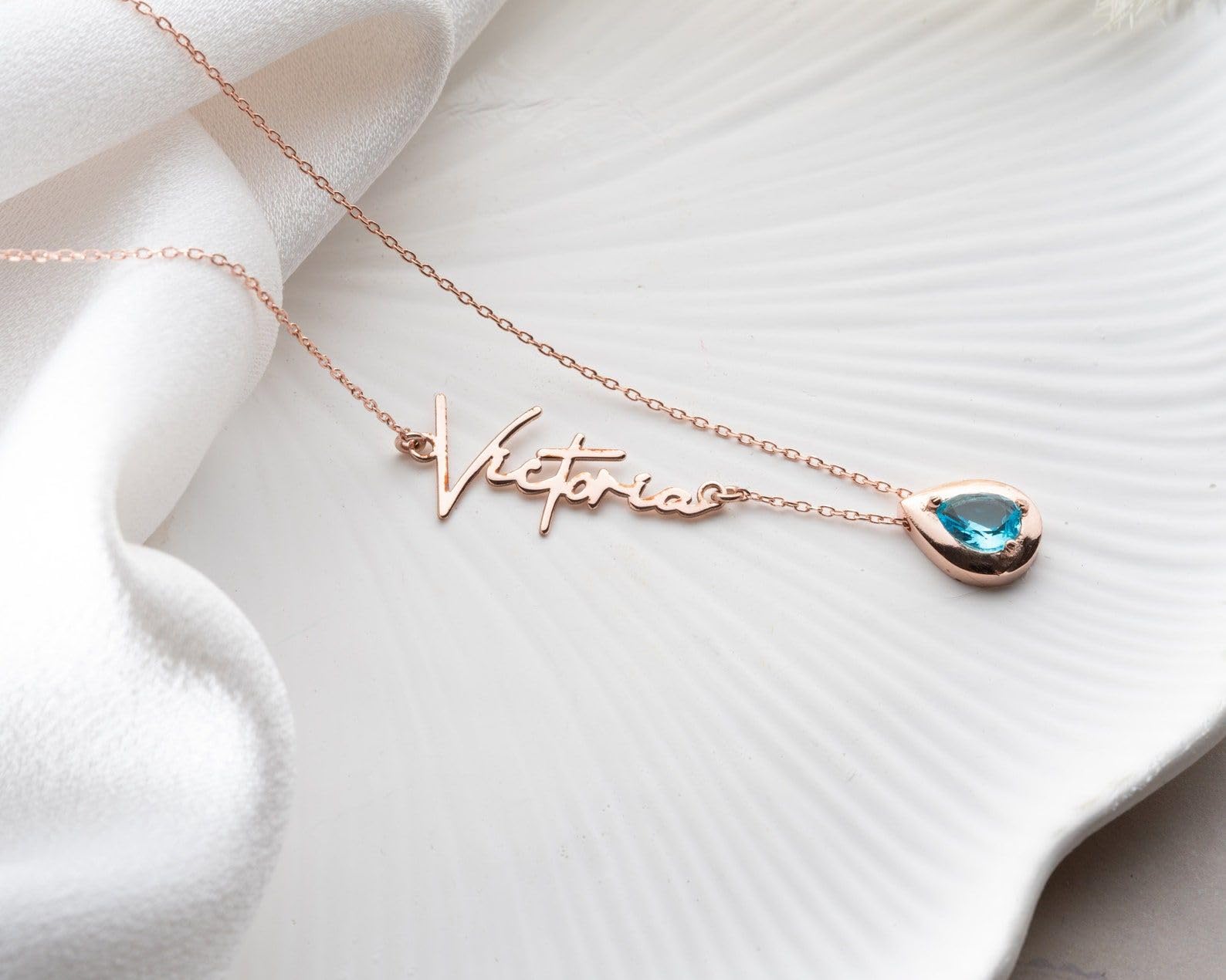 Delicato oro nome e collana con pietra portafortuna personalizzato con nome Festa della Mamma Natale anniversario compleanno