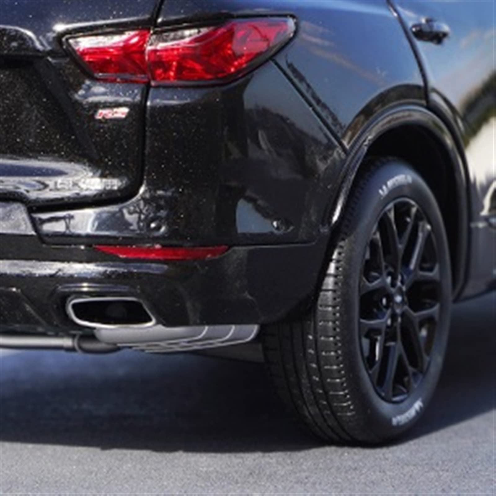 Amazon | 車のモデル 1/18 シボレー トレイルブレイザー RS SUV