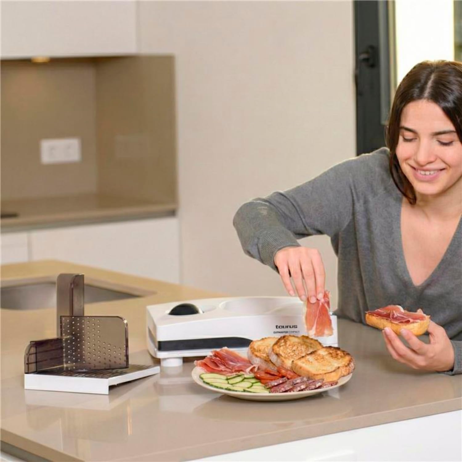 Taurus Cutmaster Compact - Trancheuse électrique 100W, Pour jambon, viande et saucisson, Découpe de 1 à 15 mm, Lame en acier inoxydable de 17 cm, Table de découpe pliable, Protection des doigts