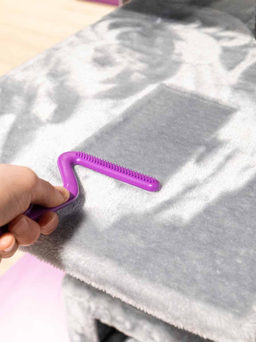 Petrebels Épilateur pour poils de chat, brosse double face pour canapé, arbre à chat et meubles, brosse à peluches avec poignée en ABS, pour tissus, tapis et tissus d'ameublement, Lucky 7 violet
