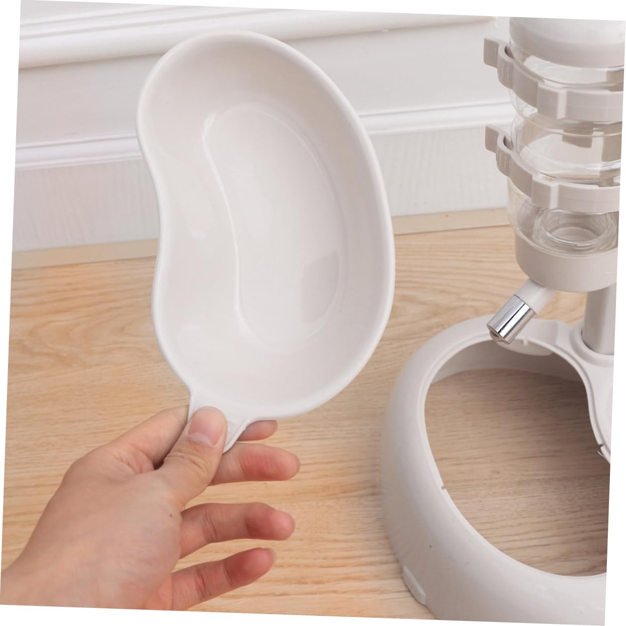 Distributore D’acqua Sospeso Automatico per Cani e Gatti | Plastica Bianca, Design a Rotazione Scanalatura Anti-overflow, Accessorio per Animali Domestici