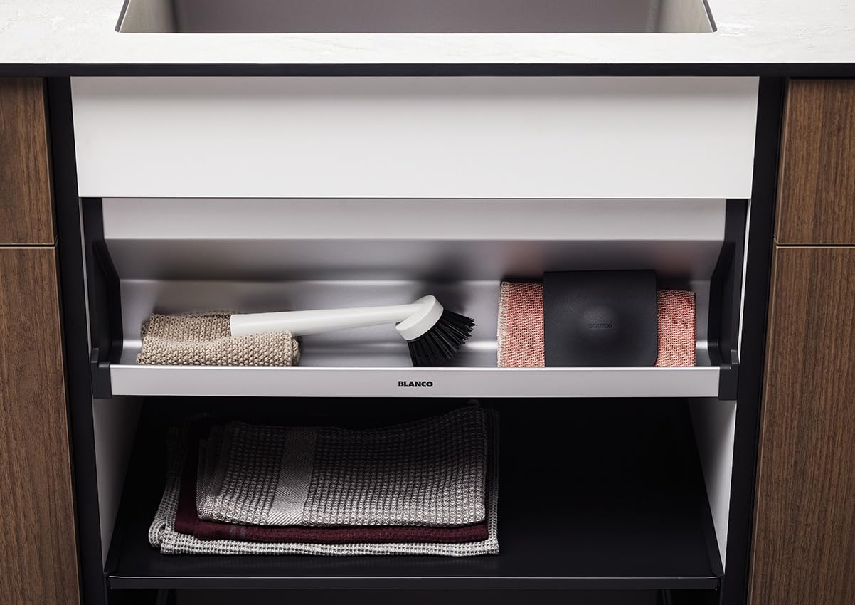 BLANCO Orga Shelf 60 - Estratto frontale | alluminio | per armadi di 60 cm di larghezza | Il ripiano offre spazio aggiuntivo per riporre utensili come spazzole spugne e sacchetti per