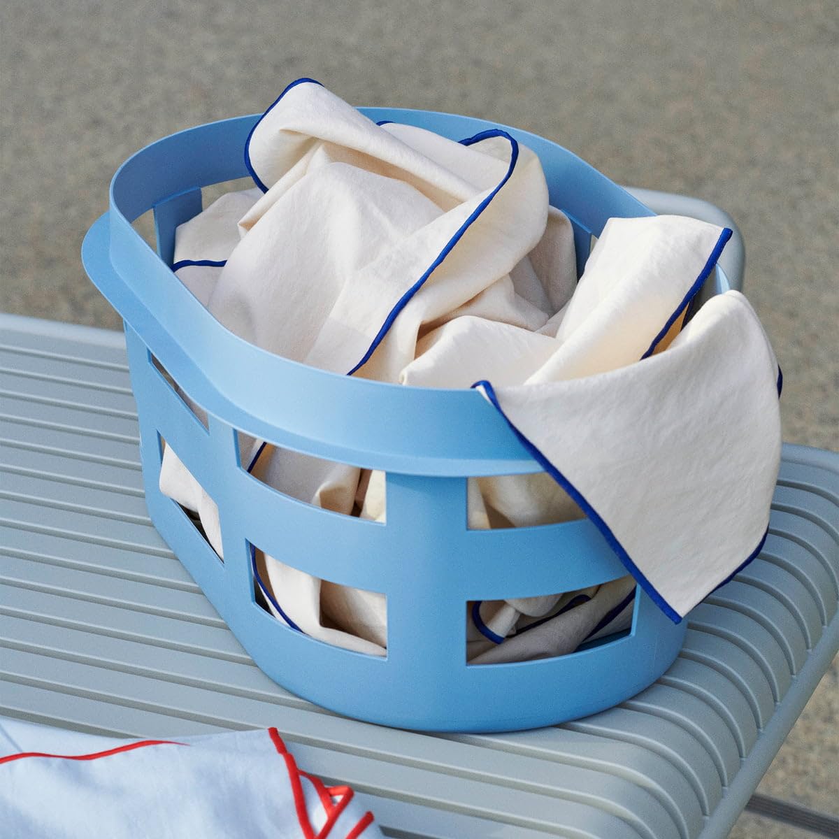 Hay Wäschekorb Basket S aus 100% recyceltem Polypropylen hergestellt, in der Farbe: Army, Maße: B 37.5 x T 57.5 x H 24.5, AD854-A601-AC36