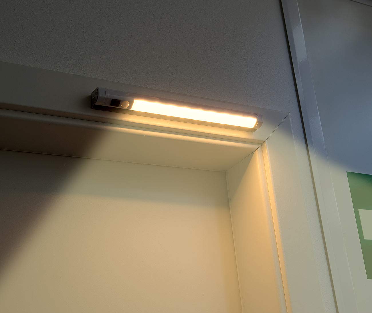 Lunartec LED Lichtleiste Batterie: 4er-Set Schwenkbare Lichtleisten, PIR-Sensor, 9 SMD-LEDs, warmweiß (Lichtleiste batteriebetrieben, Küche Batterie, Band)