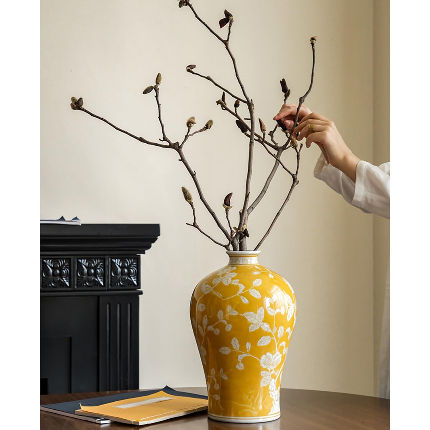Vase en céramique jaune pour sublimer votre centre de table de salon