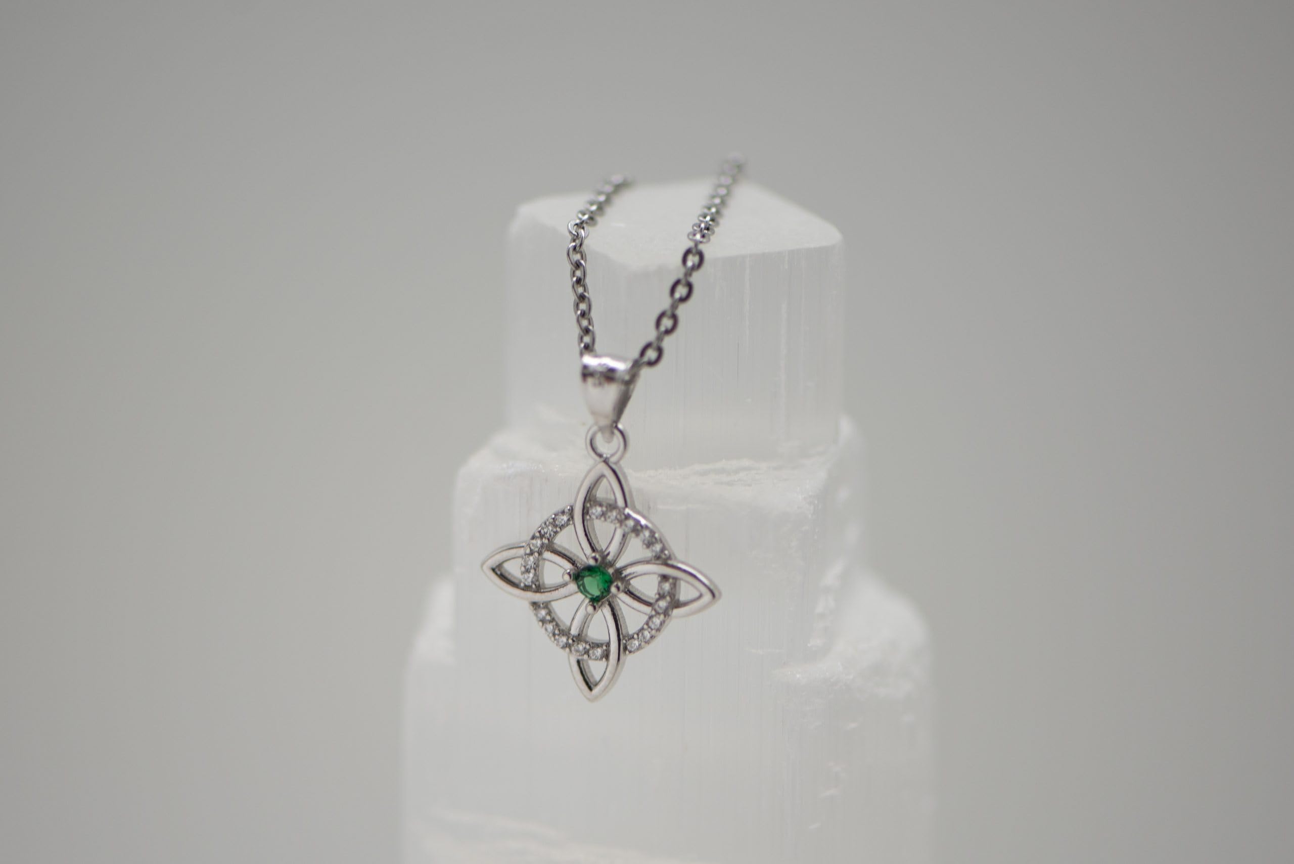 Wisiorek ze srebra próby 925 i zielona cyrkonia - węzeł czarownicy (17 mm x 17 mm), biżuteria duchowa