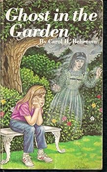 Paperback Ghost in the garden Book