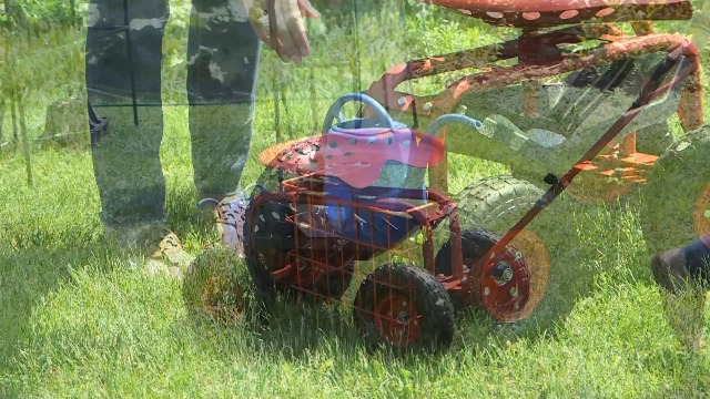 Amazon.com : Sunnydaze Garden Seat with Wheels - Rolling Gardening