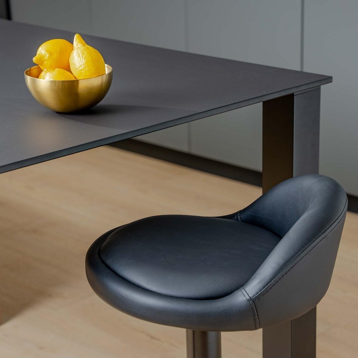 Taburete alto de cocina regulable en altura negro con respaldo bajo | Asiento redondo y respaldo bajo acolchados y tapizados en polipiel. Altura ajustable de 72 a 92 cm. Resiste hasta 120 kg