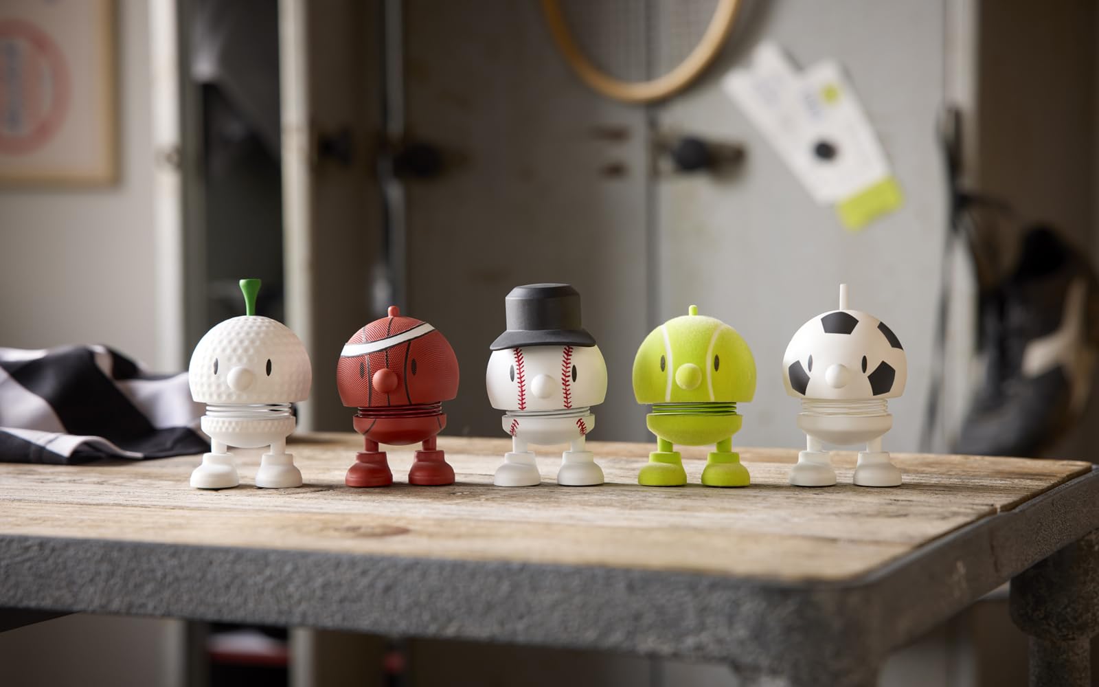 Hoptimist Fußball Bumble, Fussball Deko und Gadget fürs Schreibtisch, Büro und Zuhause, Geschenk oder Geburtstag Deko, Höhe 7,6 cm, Durchm. 5,8 cm