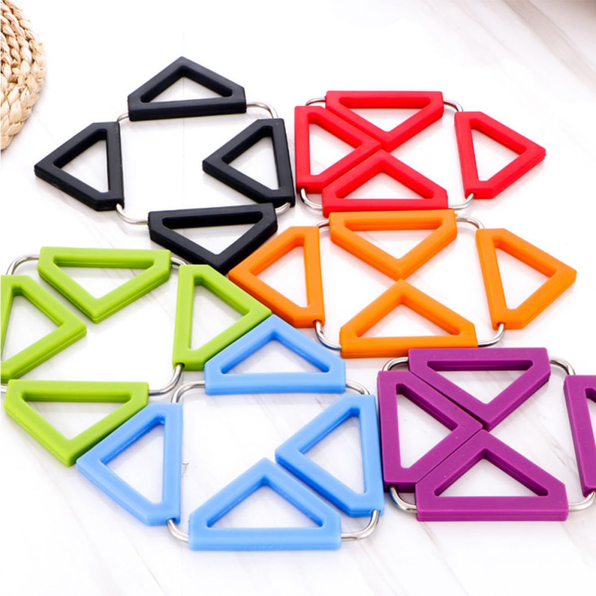 SECFOU Dessous de Plat Carrés Antidérapants et Pliables Résistants la Chaleur Lot de 6 en Silicone et Acier Inoxydable Tapis Isolants Couleur Aléatoire pour Cuisine et Table