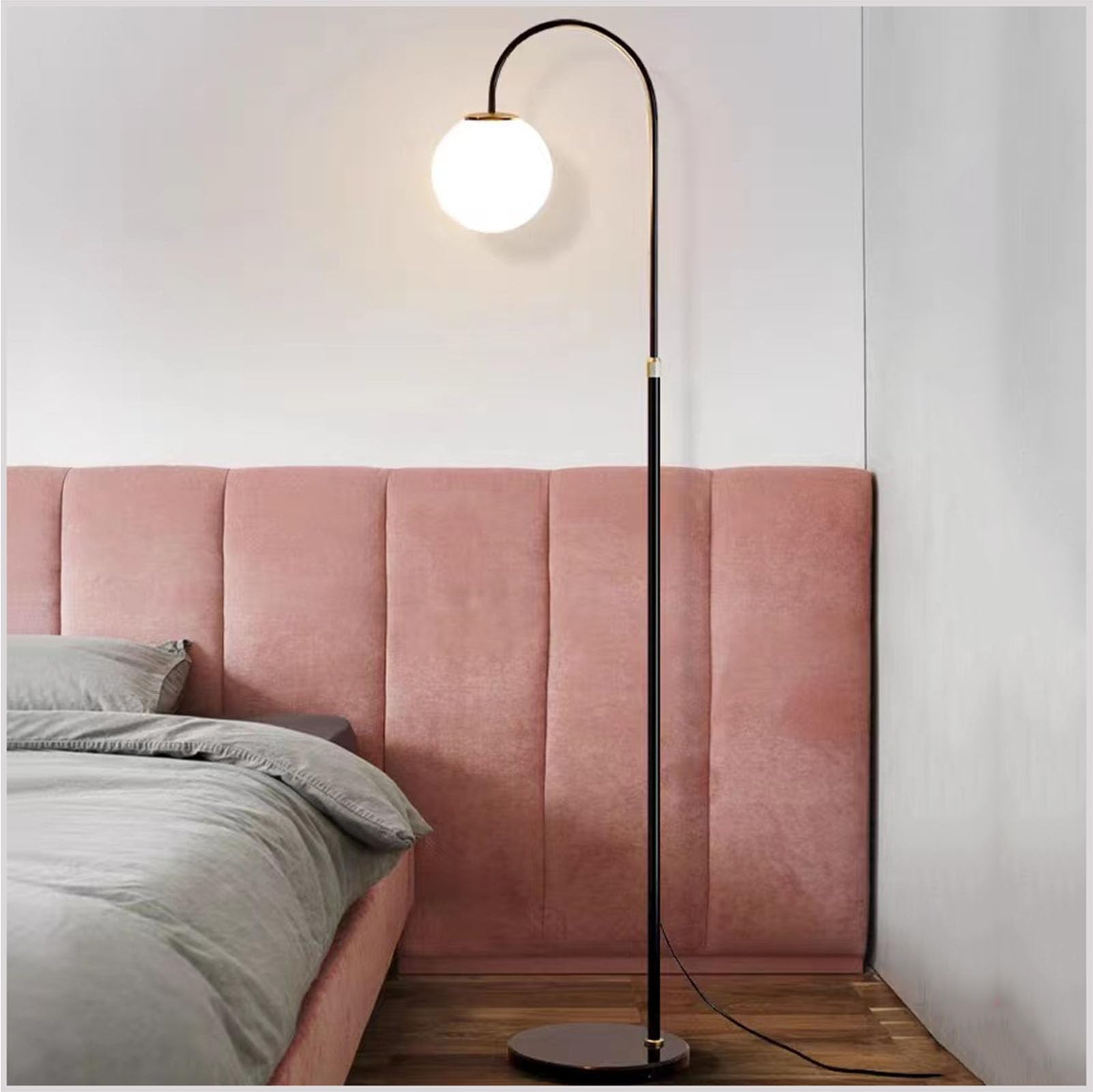 Lámpara de pie industrial con acabado negro + crema y estilizado cuerpo arqueado retro tipo A
