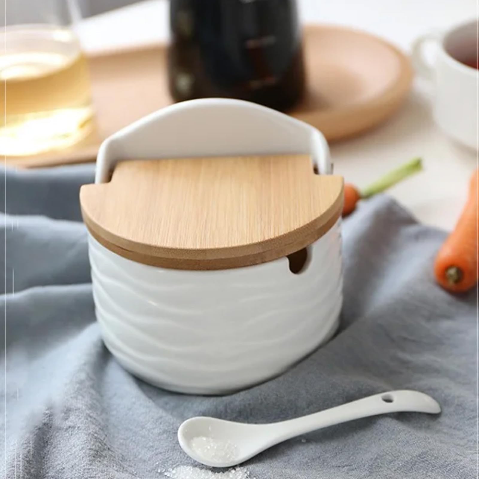 Salzbehälter-Set aus Keramik mit Holzdeckel - 2 Gewürzdosen mit Löffel für Küche, Restaurant & Esstisch - Perfekt zum Aufbewahren von Gewürzen & Gewürzen