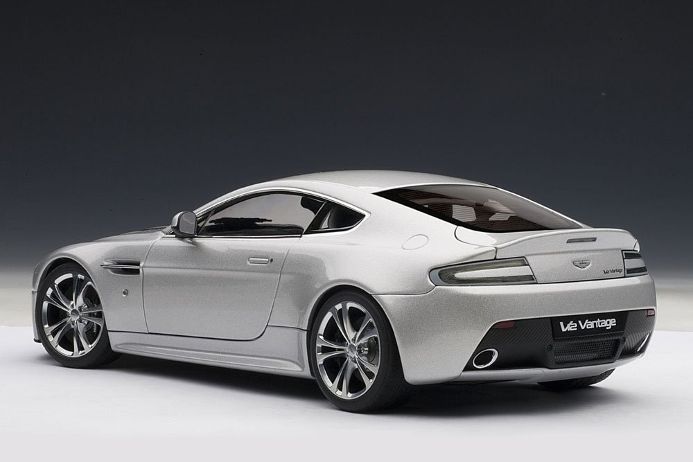 Amazon.co.jp: AUTOart 1/18 アストンマーチン V12 ヴァンテージ 10