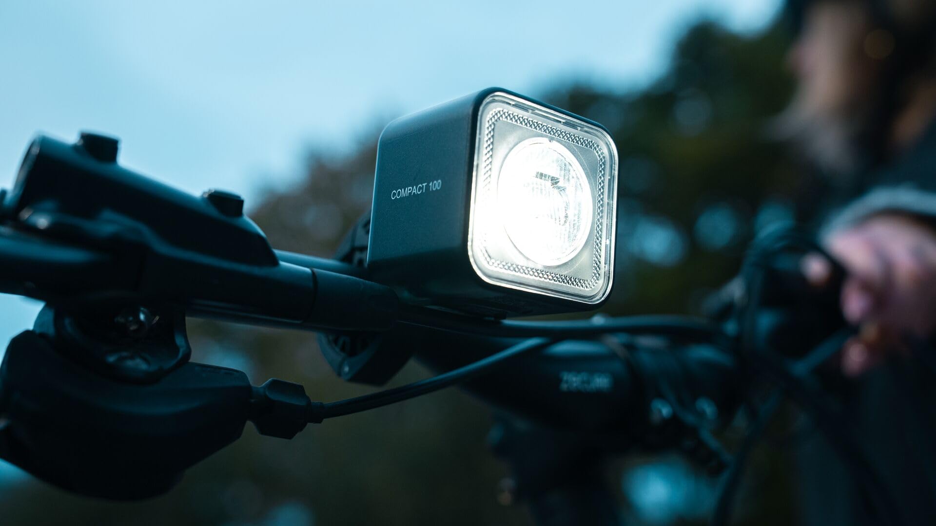 OSRAM LEDsBIKE COMPACT 100 SET, set di luci per bicicletta ricaricabili - anteriore e posteriore, con luce di stop, omologato StVZO, compatibile con supporto Garmin, tre livelli di luminosità, 100 lux