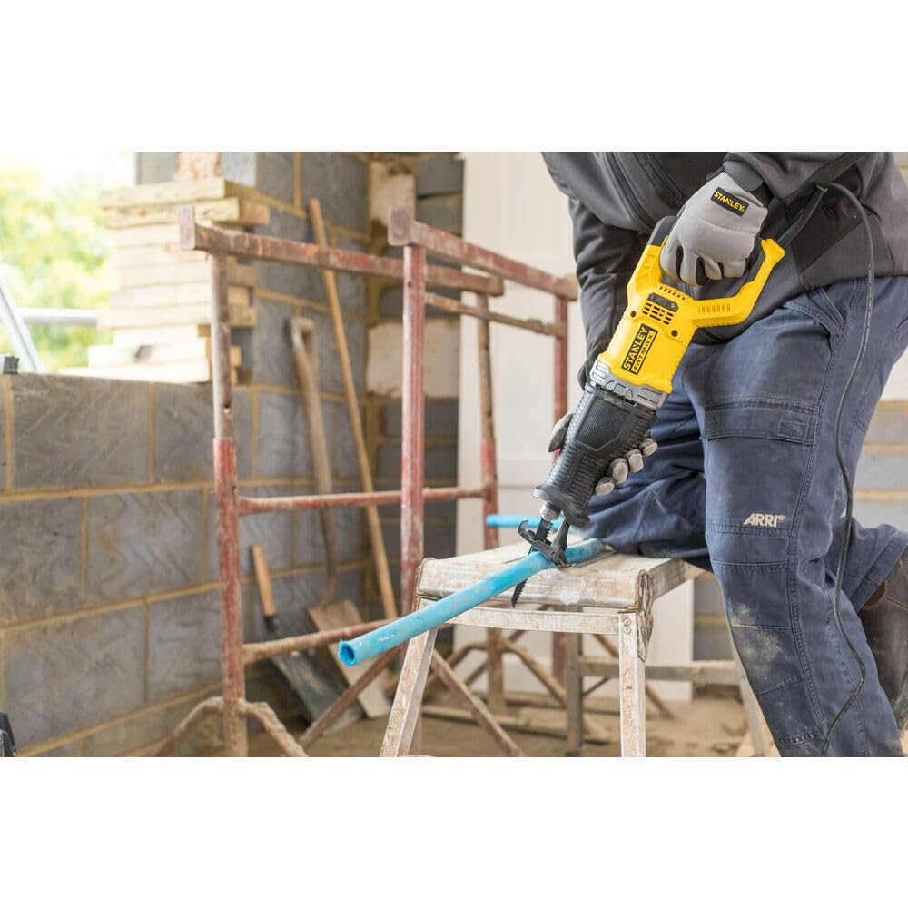 Stanley FATMAX Scie Sabre Filaire et Compacte 900W 3200 cps/mn Longueur de Course 28 mm Coupe Rapide Semelle Ajustable Changement de Lame Sans Outils Câble Caoutchouc 4m Gamme FATMAX FME360-QS